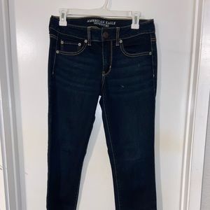 American eagle size 6 stretch dark jeans!